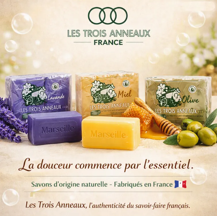 Savons de Marseille lavande, miel et olive avec leurs pains de savon, sur un lit de mousse