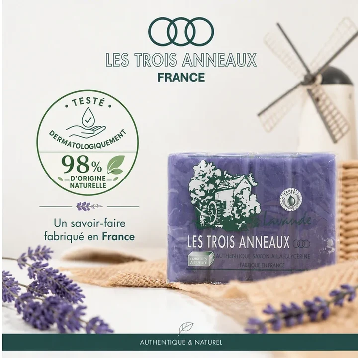 Pack de savon de Marseille Lavande devant un moulin, sur de la toile de jute