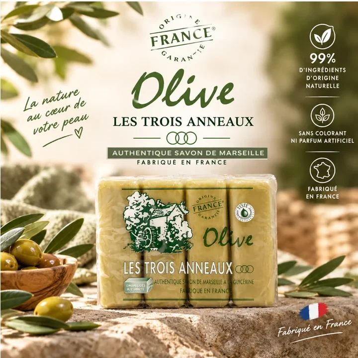 Pack de savon de Marseille Olive posé sur la pierre, entouré d'olives